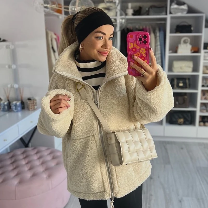Damen Boxy-Teddyfleece-Jacke mit Stehkragen, Zwei-Wege-Reißverschluss und aufgesetzten Taschen Nord Taschen