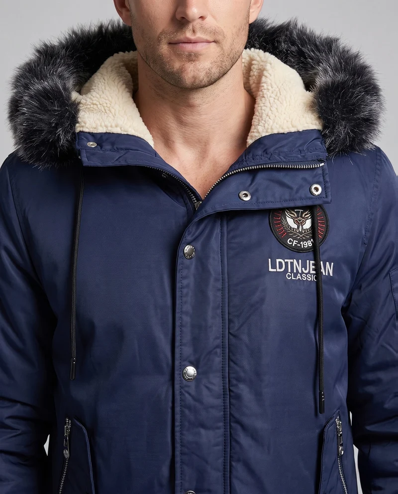Herren kurz geschnittene gepolsterte Bomberparka mit Sherpa-Futter und Kapuze aus Kunstfell Nord Taschen