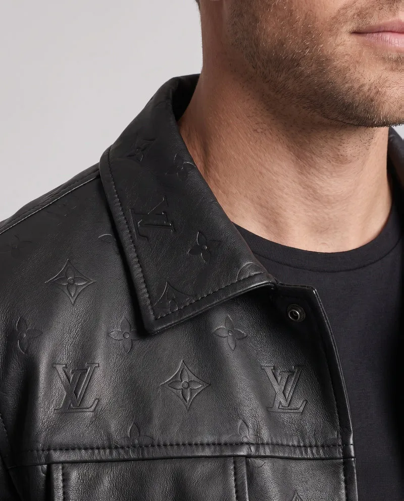 Herren Faux-Leder Truckerjacke mit geprägtem Monogramm, Druckknopfverschluss und Klapptaschen Nord Taschen