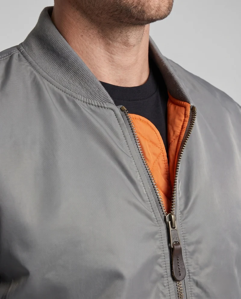 Herren-Bomberjacke im Fliegerstil mit kontrastierendem Innenfutter und Armeltasche Nord Taschen