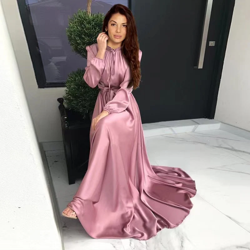Damen Maxikleid aus fließendem Satin mit Stehkragen und Bindegürtel Nord Taschen