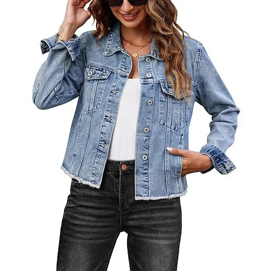 Damen Kurz geschnittene Denim-Jacke mit fransigem Saum und Brusttaschen Nord Taschen