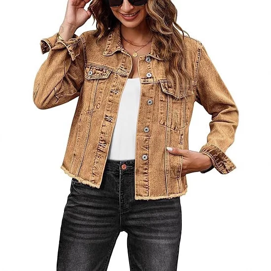 Damen Kurz geschnittene Denim-Jacke mit fransigem Saum und Brusttaschen Nord Taschen