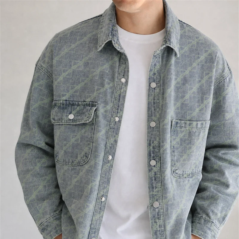 Herren Oversize Jeansjacke mit Allover‑Monogramm, Druckknopf‑Verschluss und aufgesetzten Brusttaschen Nord Taschen