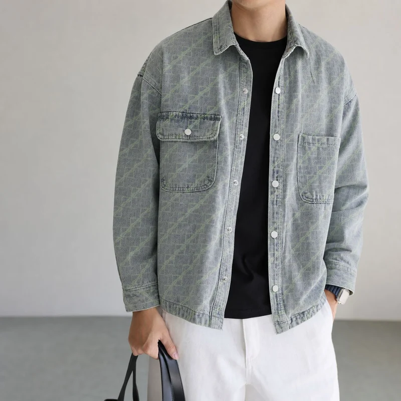 Herren Oversize Jeansjacke mit Allover‑Monogramm, Druckknopf‑Verschluss und aufgesetzten Brusttaschen Nord Taschen