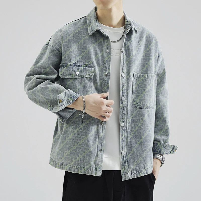 Herren Oversize Jeansjacke mit Allover‑Monogramm, Druckknopf‑Verschluss und aufgesetzten Brusttaschen Nord Taschen