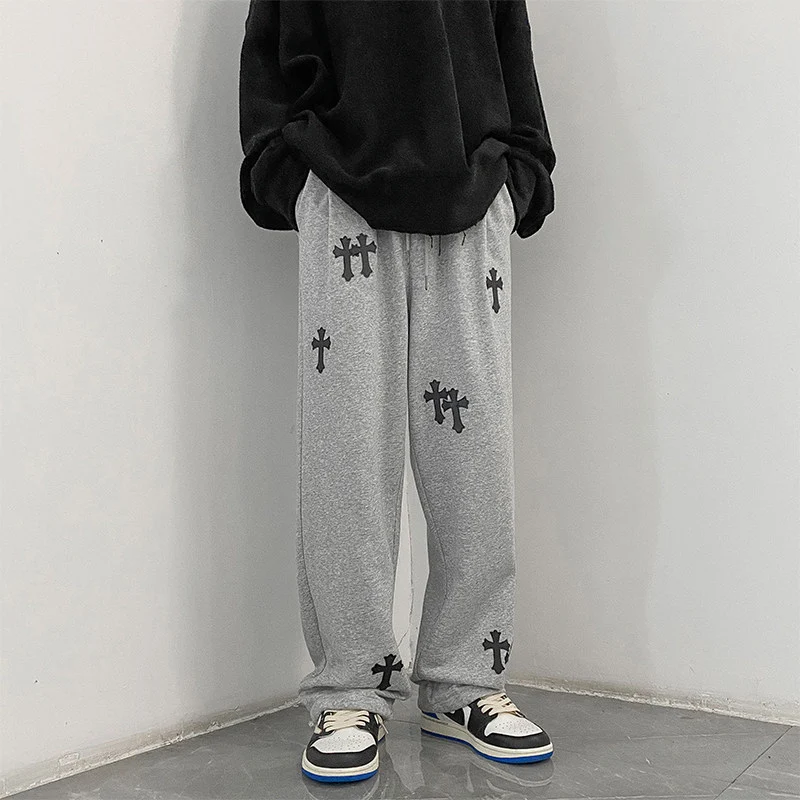 Herren weite Baumwoll-Jogginghose mit Allover-Kreuzprint und elastischem Tunnelzugbund Nord Taschen