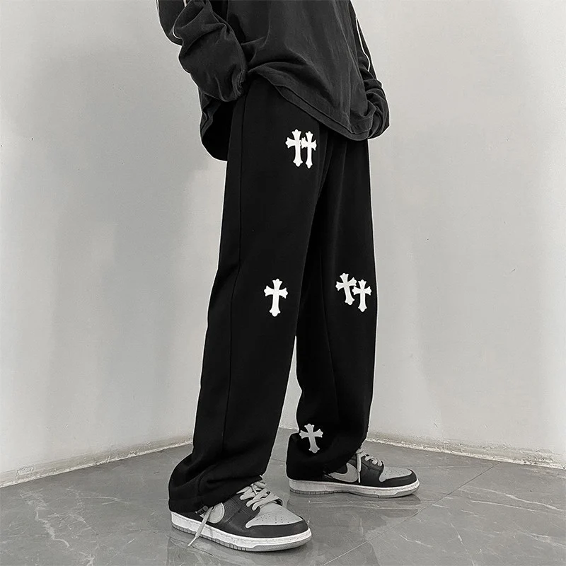 Herren weite Baumwoll-Jogginghose mit Allover-Kreuzprint und elastischem Tunnelzugbund Nord Taschen