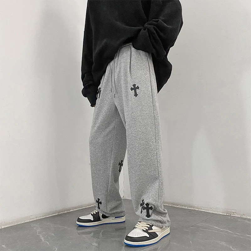 Herren weite Baumwoll-Jogginghose mit Allover-Kreuzprint und elastischem Tunnelzugbund Nord Taschen