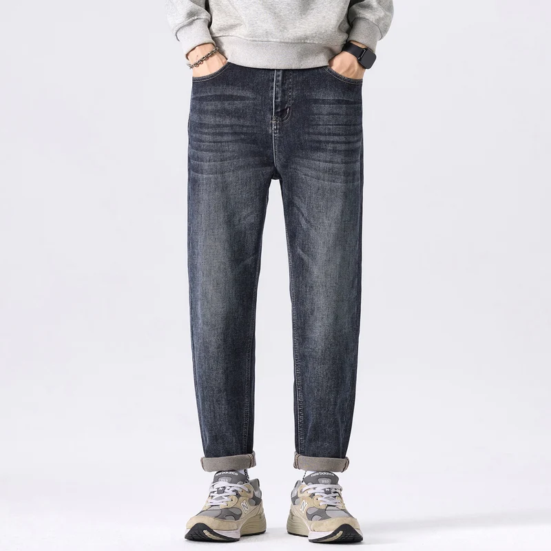 Herren konisch geschnittene Denimhose mit mittlerer Leibhöhe, relaxed Fit und dezenter Used-Optik Nord Taschen