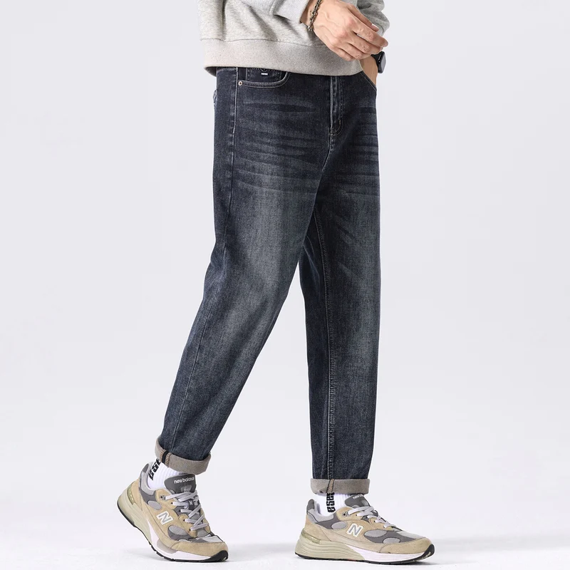 Herren konisch geschnittene Denimhose mit mittlerer Leibhöhe, relaxed Fit und dezenter Used-Optik Nord Taschen
