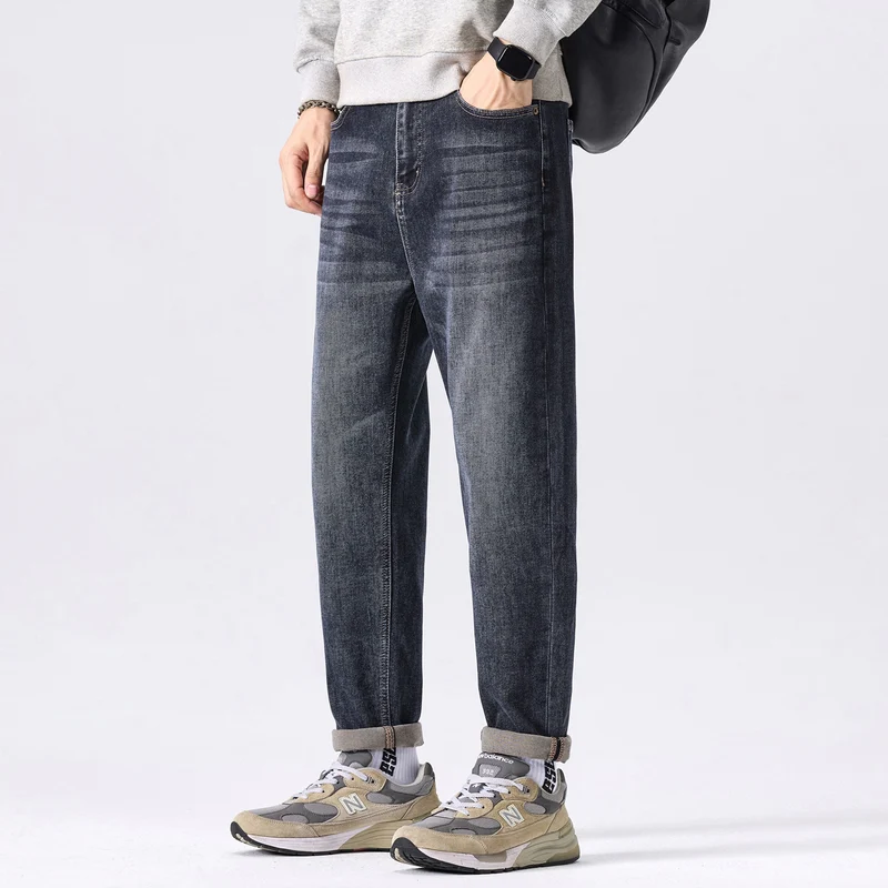 Herren konisch geschnittene Denimhose mit mittlerer Leibhöhe, relaxed Fit und dezenter Used-Optik Nord Taschen