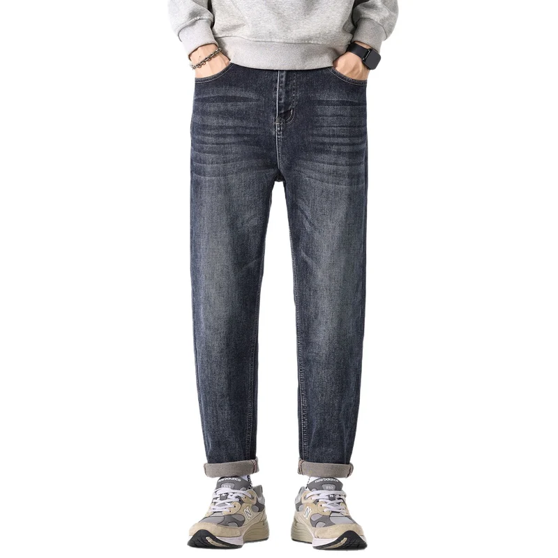 Herren konisch geschnittene Denimhose mit mittlerer Leibhöhe, relaxed Fit und dezenter Used-Optik Nord Taschen