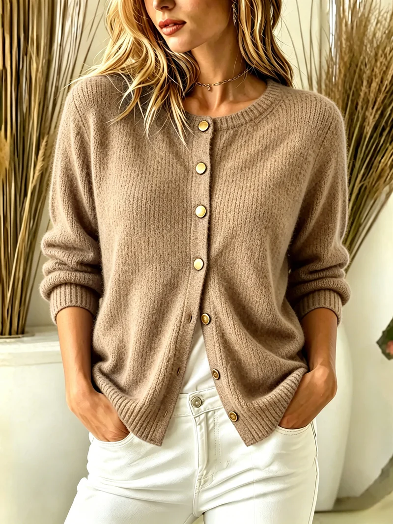 Damen Kuscheliger Strickcardigan mit Rundhalsausschnitt und goldenen Zierknöpfen Nord Taschen