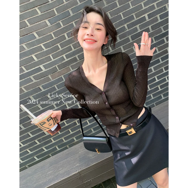 Damen Feinstrick-Cropped-Cardigan mit Rippenstruktur und V-Ausschnitt Nord Taschen