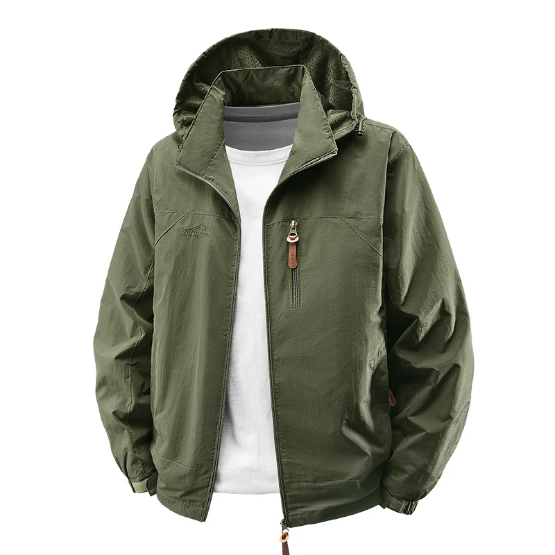 Herren Packbare Wind- und Regenjacke mit perforierter Kapuzeninnenseite, Brustreißverschluss & Kordelzug Nord Taschen
