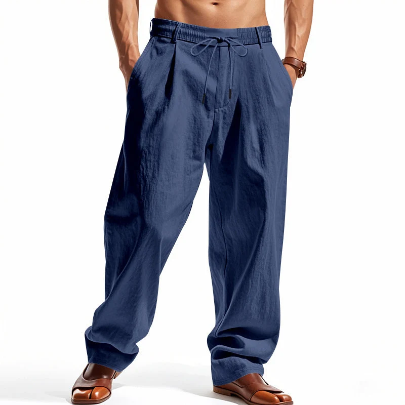 Herren weite Bundfalten-Chinohose mit Umschlag, konisch zulaufendem Schnitt und seitlichen Eingrifftaschen