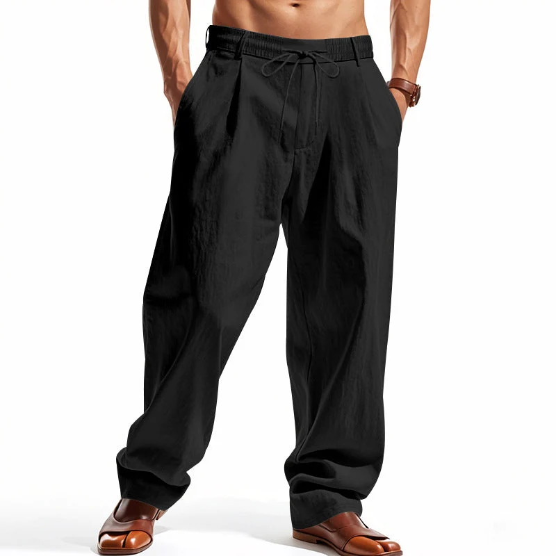 Herren weite Bundfalten-Chinohose mit Umschlag, konisch zulaufendem Schnitt und seitlichen Eingrifftaschen