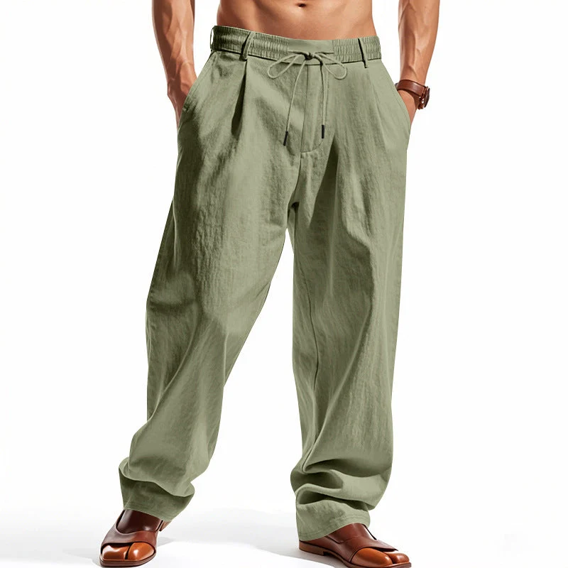 Herren weite Bundfalten-Chinohose mit Umschlag, konisch zulaufendem Schnitt und seitlichen Eingrifftaschen