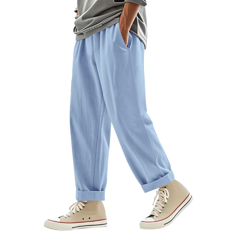 Herren weite Bundfalten-Chinohose mit Umschlag, konisch zulaufendem Schnitt und seitlichen Eingrifftaschen