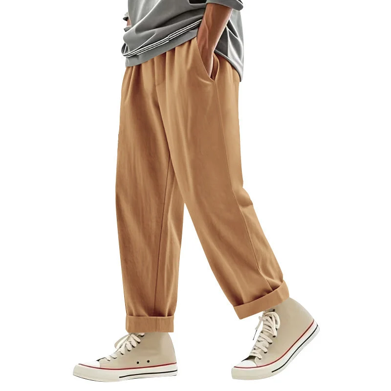 Herren weite Bundfalten-Chinohose mit Umschlag, konisch zulaufendem Schnitt und seitlichen Eingrifftaschen