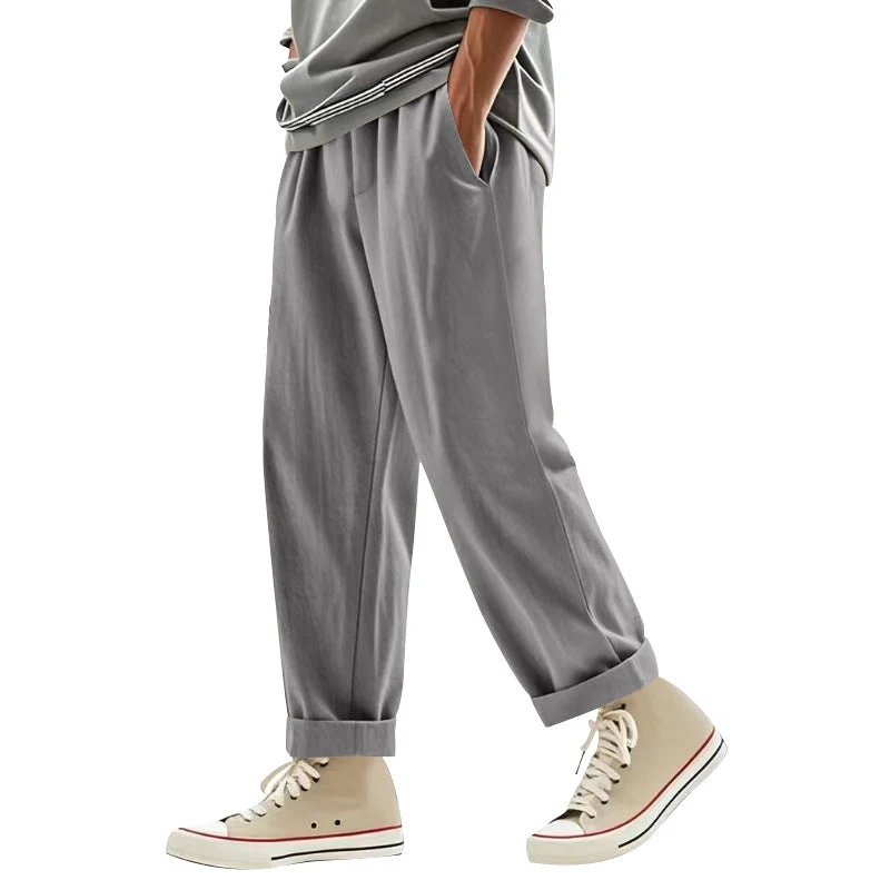 Herren weite Bundfalten-Chinohose mit Umschlag, konisch zulaufendem Schnitt und seitlichen Eingrifftaschen