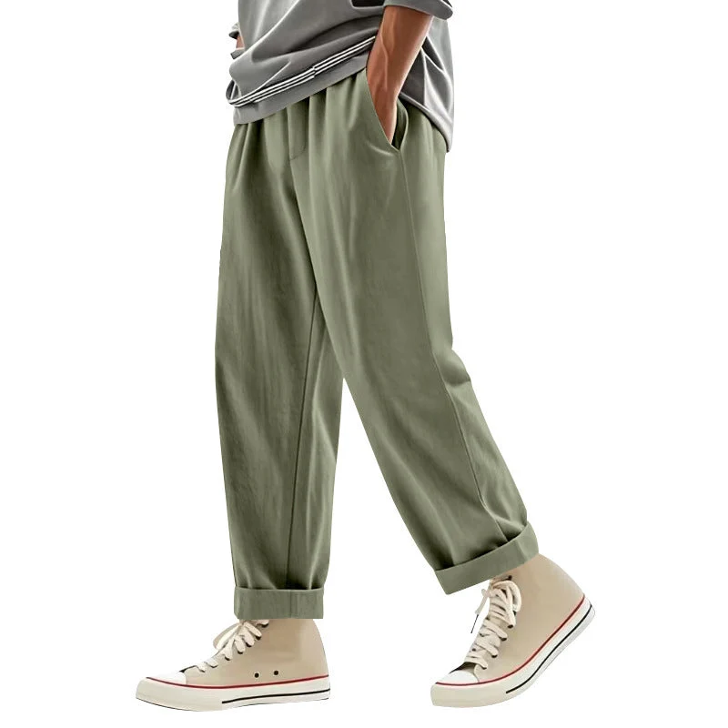 Herren weite Bundfalten-Chinohose mit Umschlag, konisch zulaufendem Schnitt und seitlichen Eingrifftaschen