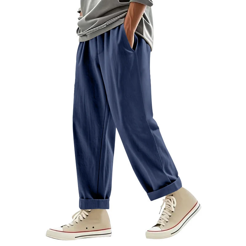 Herren weite Bundfalten-Chinohose mit Umschlag, konisch zulaufendem Schnitt und seitlichen Eingrifftaschen
