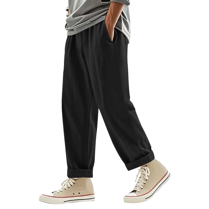 Herren weite Bundfalten-Chinohose mit Umschlag, konisch zulaufendem Schnitt und seitlichen Eingrifftaschen