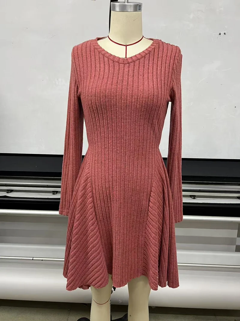 Damen Geripptes V-Ausschnitt-Minikleid mit ausgestelltem Rock und Eingrifftaschen Nord Taschen
