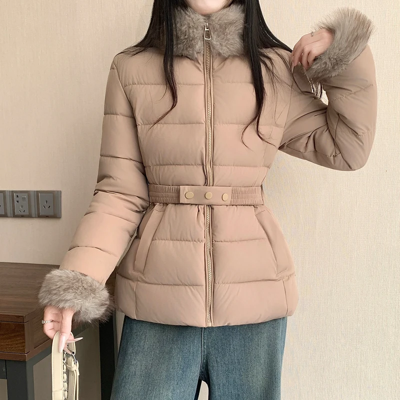 Damen nan taillierte Thermo-Kurzjacke mit elastischem Taillengürtel, Webpelzkragen und Kunstfellmanschetten Nord Taschen