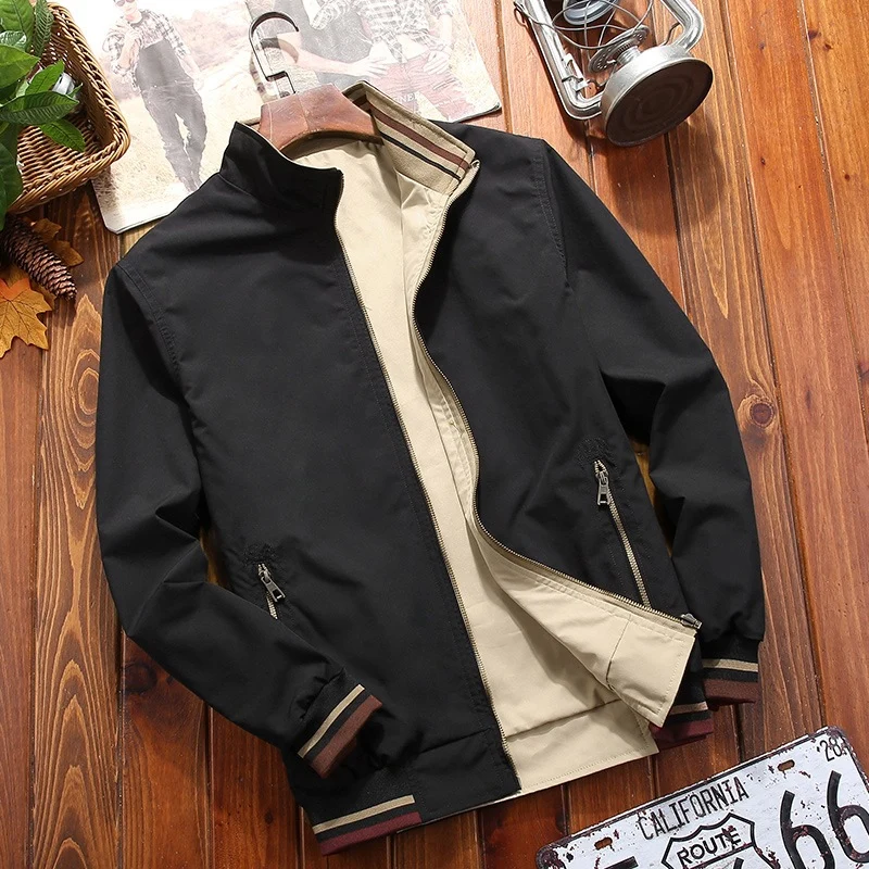 Herren Leichte Bomberjacke im Vintage‑Look mit Stehkragen, Reißverschlusstaschen und gestreiften Rippbündchen Nord Taschen