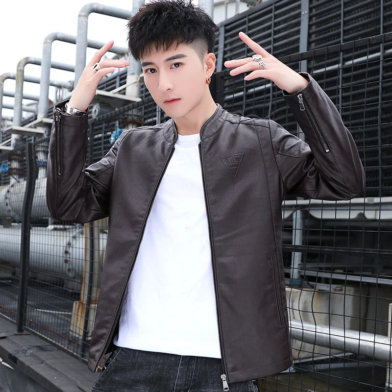 Herren Schmal geschnittene Kunstleder‑Motojacke mit minimalem Stehkragen und Zipperdetail Nord Taschen