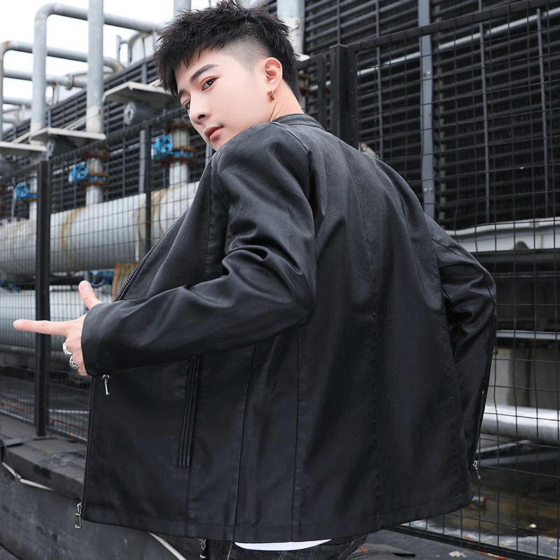 Herren Schmal geschnittene Kunstleder‑Motojacke mit minimalem Stehkragen und Zipperdetail Nord Taschen