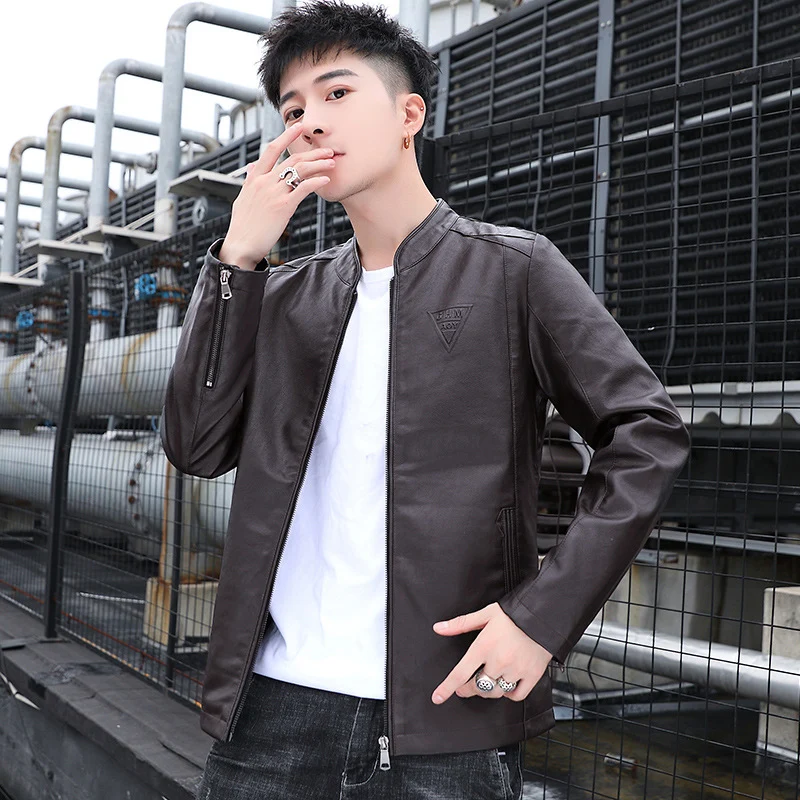 Herren Schmal geschnittene Kunstleder‑Motojacke mit minimalem Stehkragen und Zipperdetail Nord Taschen