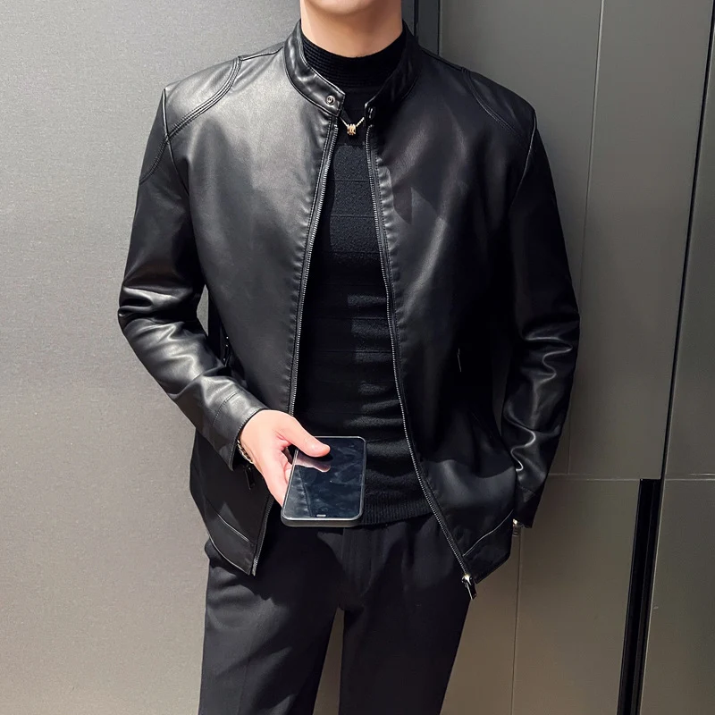 Herren schlanker Kunstlederblouson Motorrad-inspiriertes Design mit kurzem Stehkragen und verdecktem Reißverschluss Nord Taschen