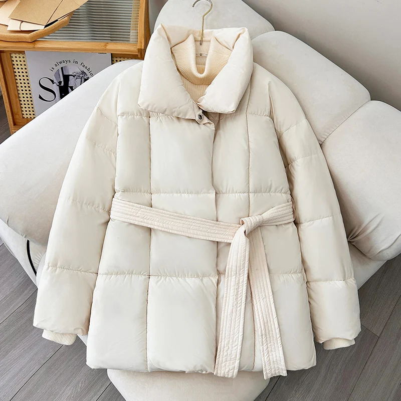 Damen nan taillierte Steppjacke mit breitem Stehkragen, gesteppter Bindegürtel und Rippenbündchen Nord Taschen