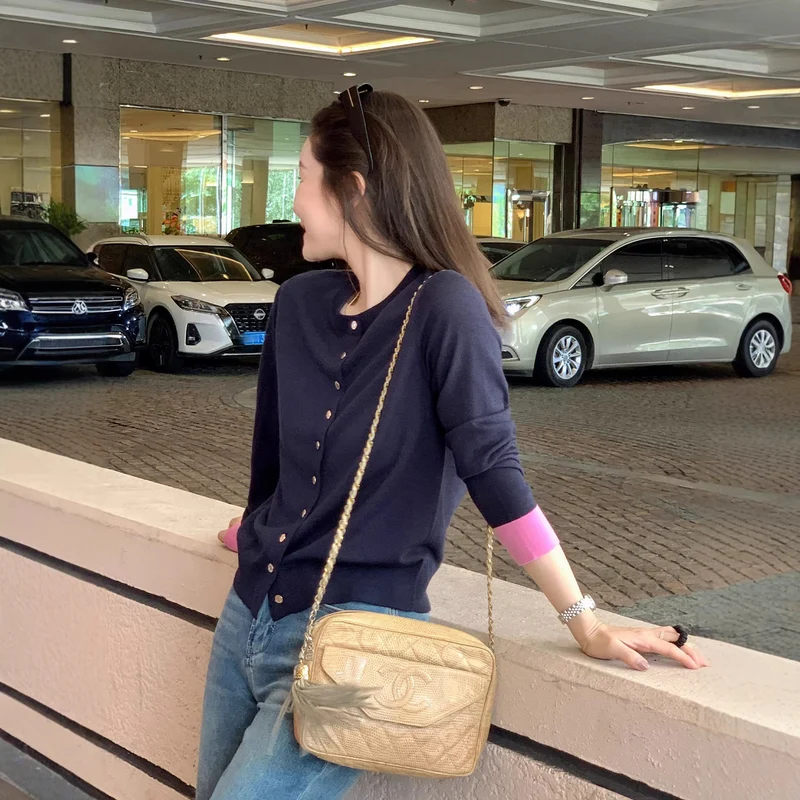 Damen Weicher Feinstrick-Cardigan mit Kontrastknöpfen und Daumenlochbündchen Nord Taschen