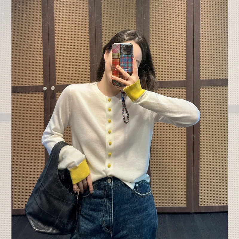 Damen Weicher Feinstrick-Cardigan mit Kontrastknöpfen und Daumenlochbündchen Nord Taschen
