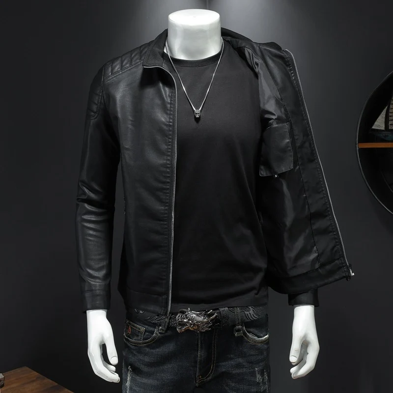 Herren schlank geschnittene Kunstleder-Motojacke mit Stehkragen und gesteppter Schulterpasse Nord Taschen