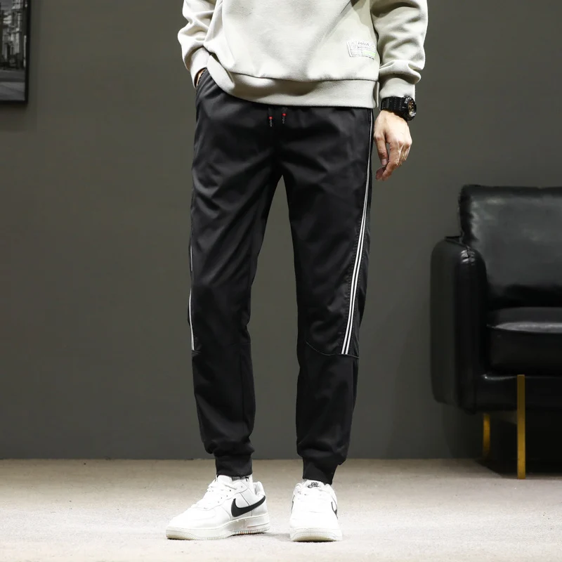Herren Sportive Jogginghose im Trackstyle mit seitlichen Kontraststreifen, Tunnelzug und elastischen Bündchen Nord Taschen
