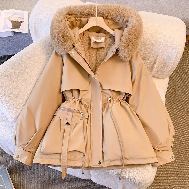 Damen nan kurze Utility-Parka mit Kordelzugtaillierung, abnehmbarem Webpelzkragen und asymmetrischen Taschen Nord Taschen