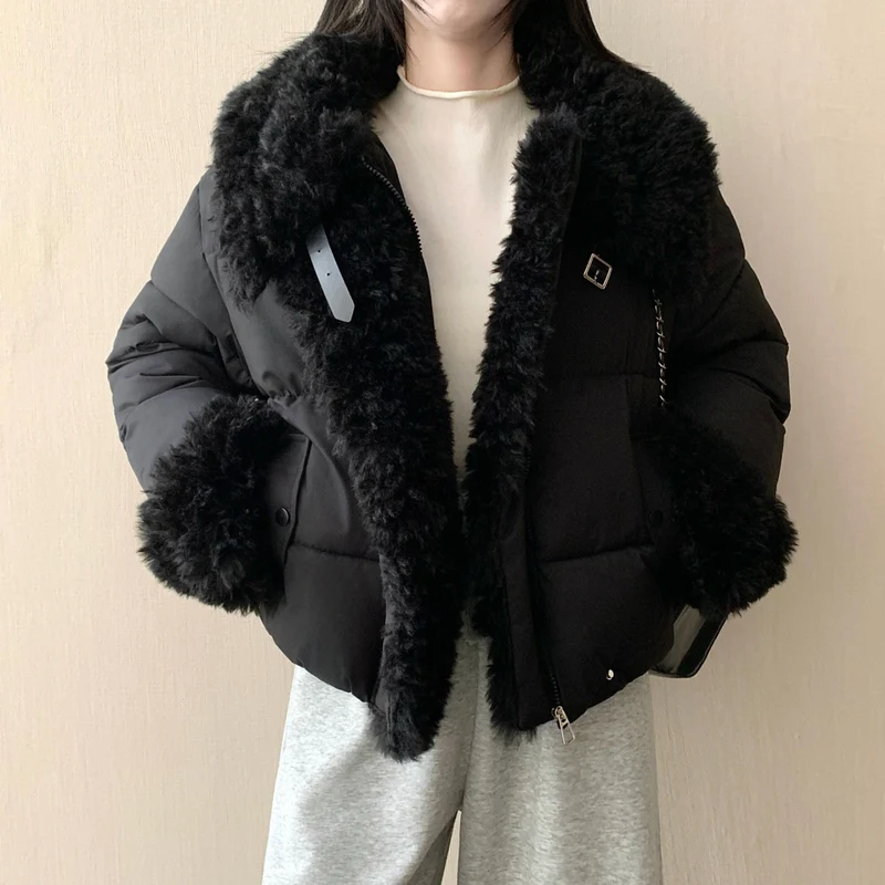 Damen nan kurze taillierte Pufferjacke mit voluminösem Kunstfellkragen, Schnallen- und Reißverschlussdetails Nord Taschen