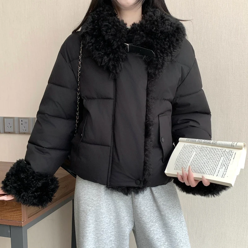 Damen nan kurze taillierte Pufferjacke mit voluminösem Kunstfellkragen, Schnallen- und Reißverschlussdetails Nord Taschen