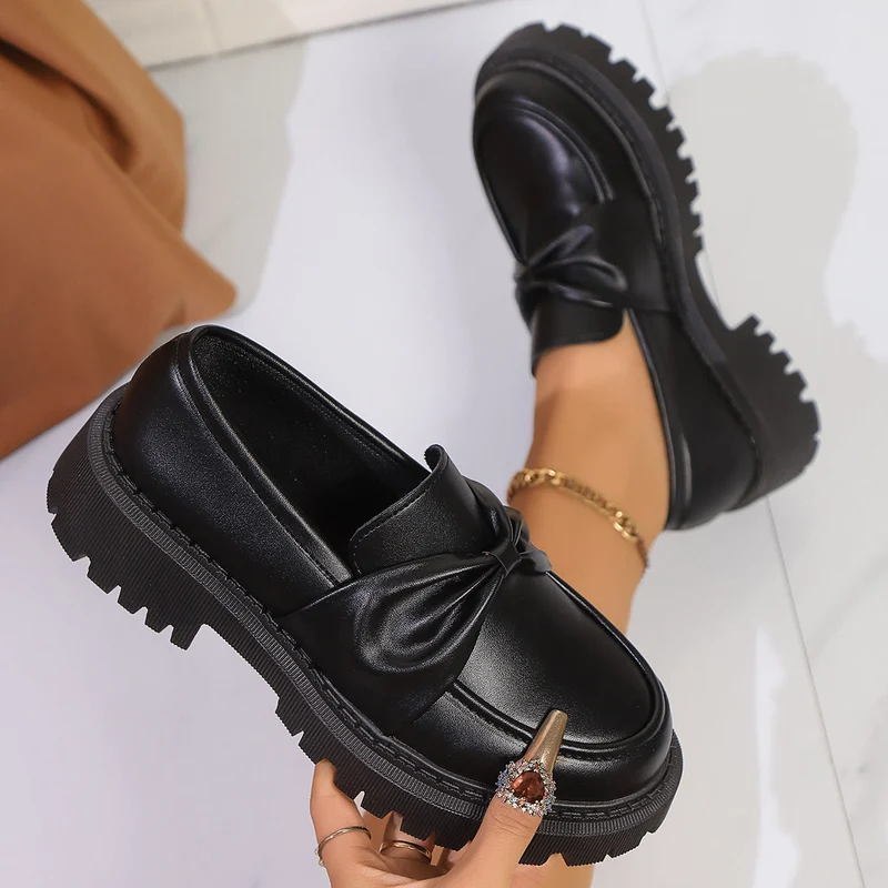 Damen Mokassins mit robustem Plateau und elegantem Riemendesign