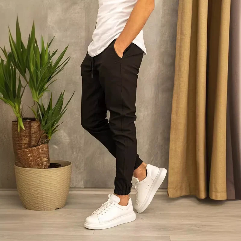 Herren Slim-Fit Jogginghose mit elastischem Bund und praktischen Seitenklapptaschen