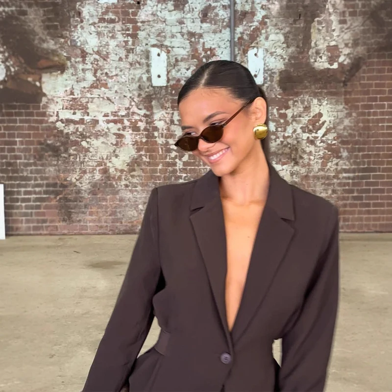 Damen Blazer mit tiefem V-Ausschnitt und eleganter Silhouette