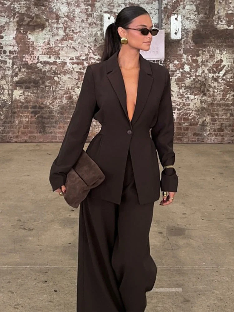Damen Blazer mit tiefem V-Ausschnitt und eleganter Silhouette