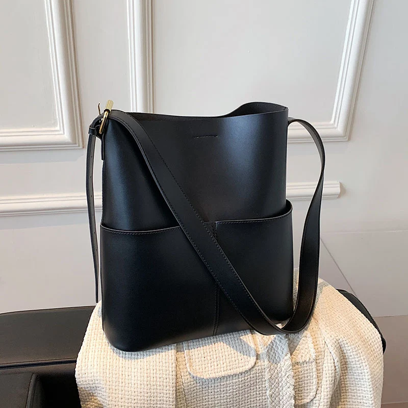 Damen Schultertasche mit eleganter Struktur und praktischen Außenfächern Nord Taschen