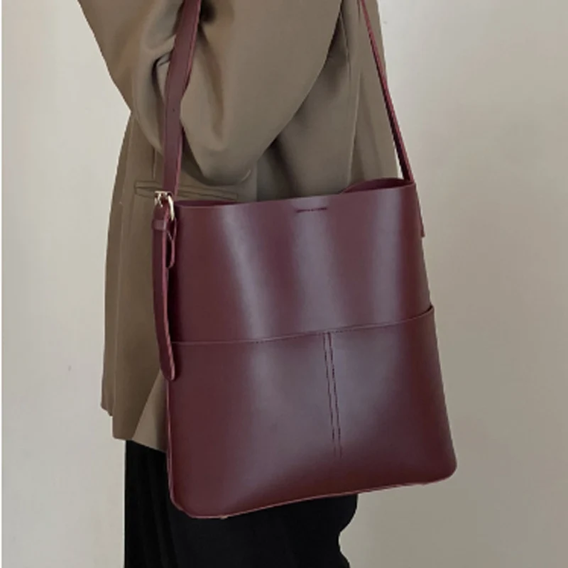 Damen Schultertasche mit eleganter Struktur und praktischen Außenfächern Nord Taschen